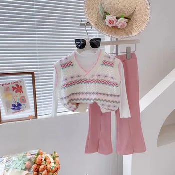 Весенний трикотажный костюм для девочек 2023 года, новая модная нижняя рубашка для маленьких девочек, жилет, детские весенне-осенние расклешенные брюки, комплект из трех предметов