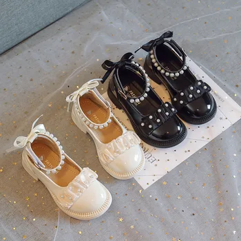 Детские осенние новые кожаные туфли принцессы 2023 года, туфли с мягкой подошвой из лакированной кожи с жемчугом, модные туфли для маленькой девочки